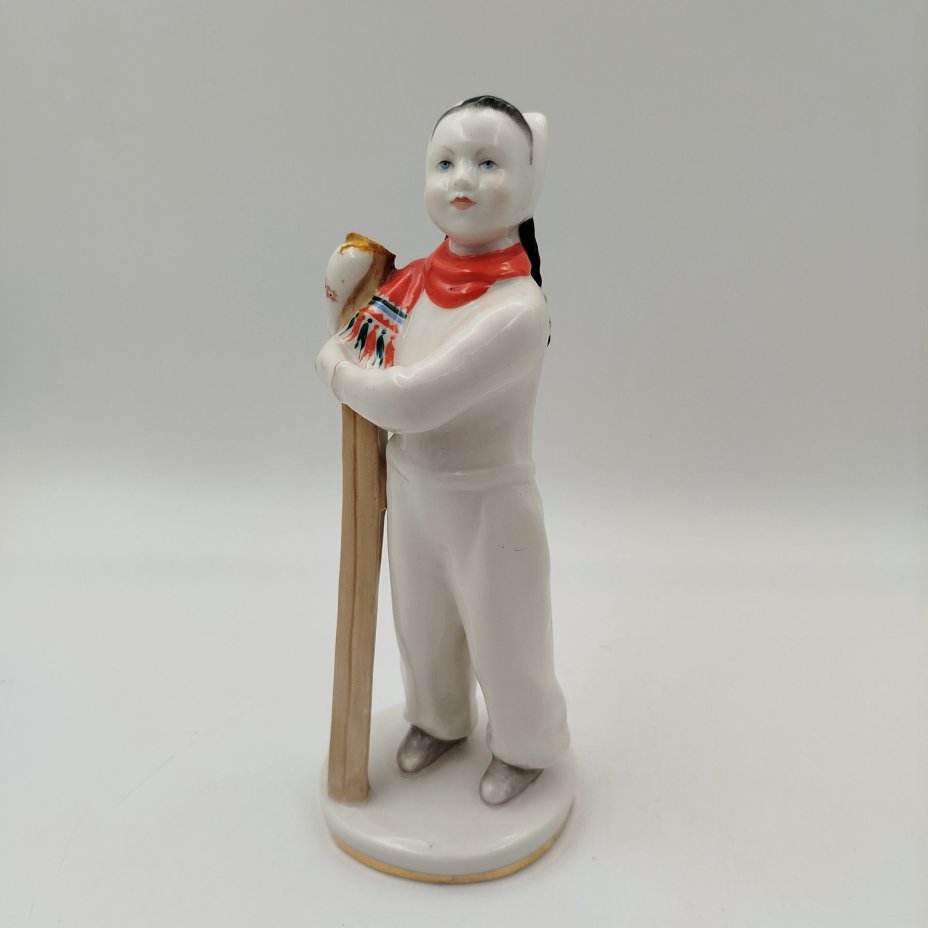 Статуэтка "Лыжница", скульптор Г.С. Столбова, автор росписи Е.Н. Лупанова