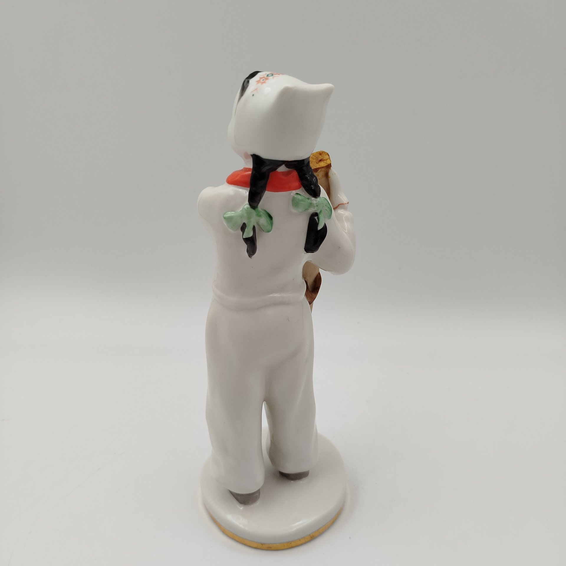 Статуэтка "Лыжница", скульптор Г.С. Столбова, автор росписи Е.Н. Лупанова