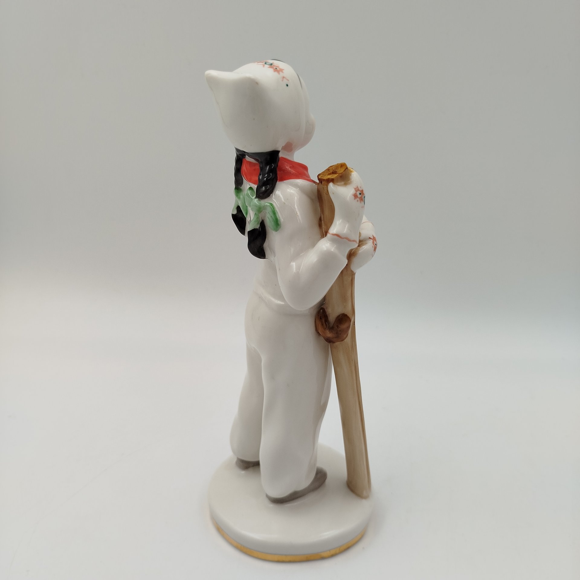 Статуэтка "Лыжница", скульптор Г.С. Столбова, автор росписи Е.Н. Лупанова