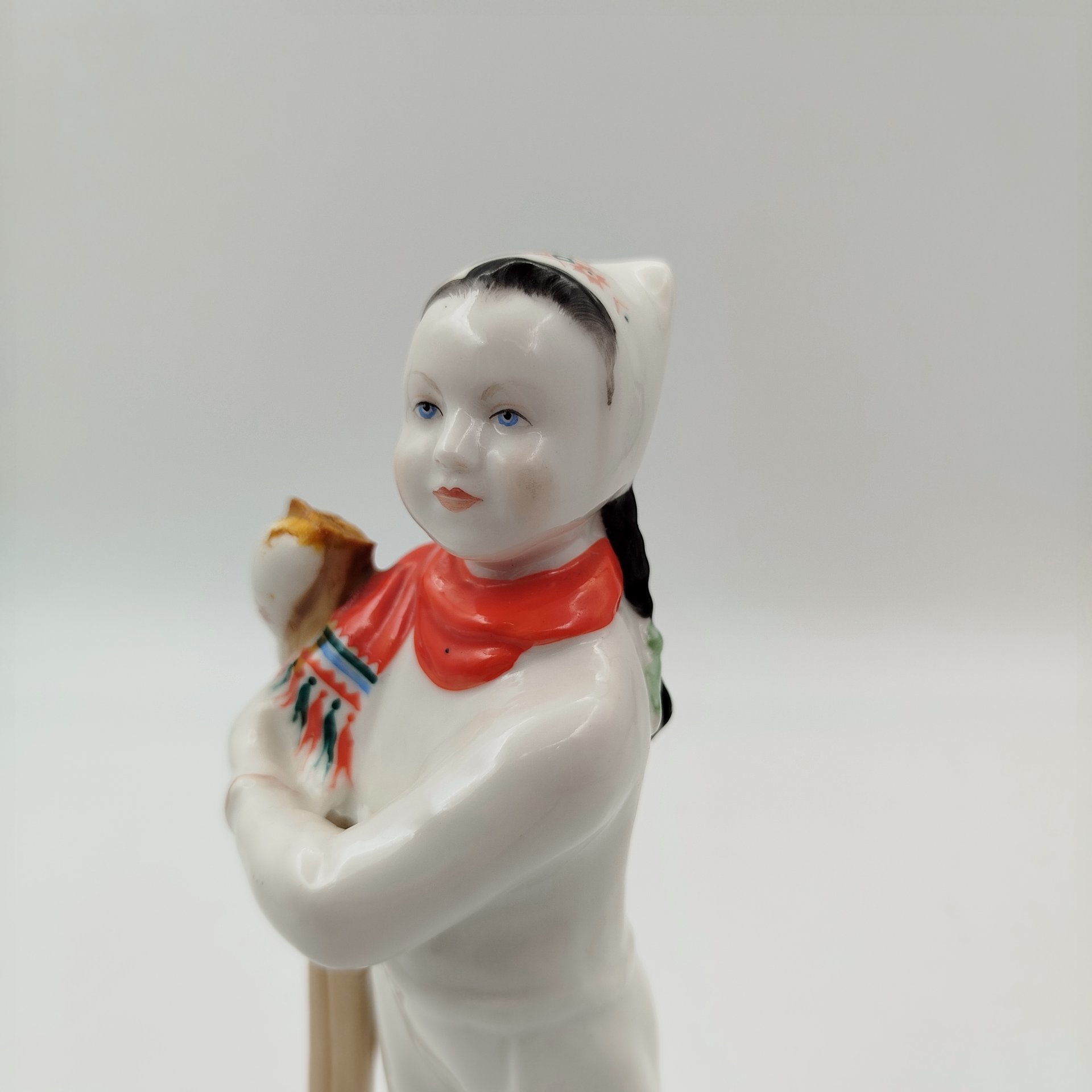 Статуэтка "Лыжница", скульптор Г.С. Столбова, автор росписи Е.Н. Лупанова