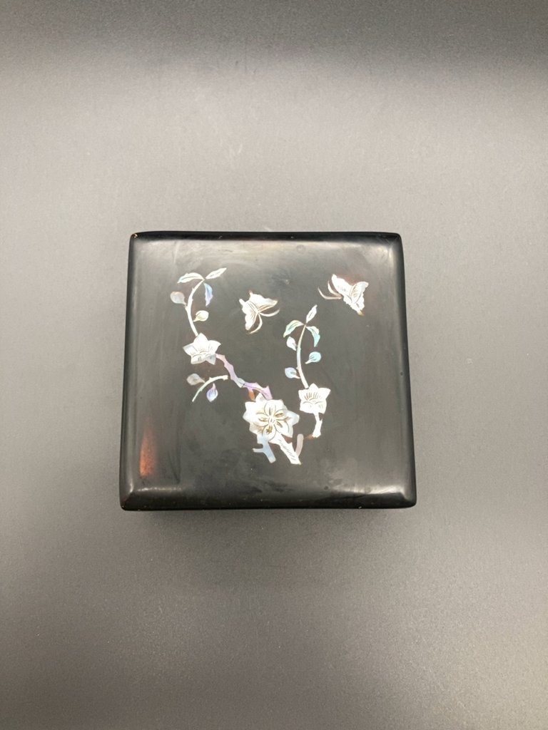 Шкатулка с рисунком из перламутра