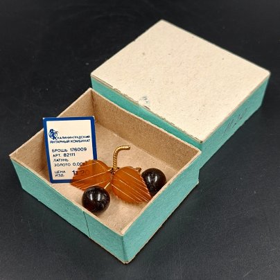 Брошь винтажная "Вишенки" в оригинальной коробке, янтарь, латунь, золочение, картон, Калининградский янтарный комбинат, СССР, 1987-1992 гг.