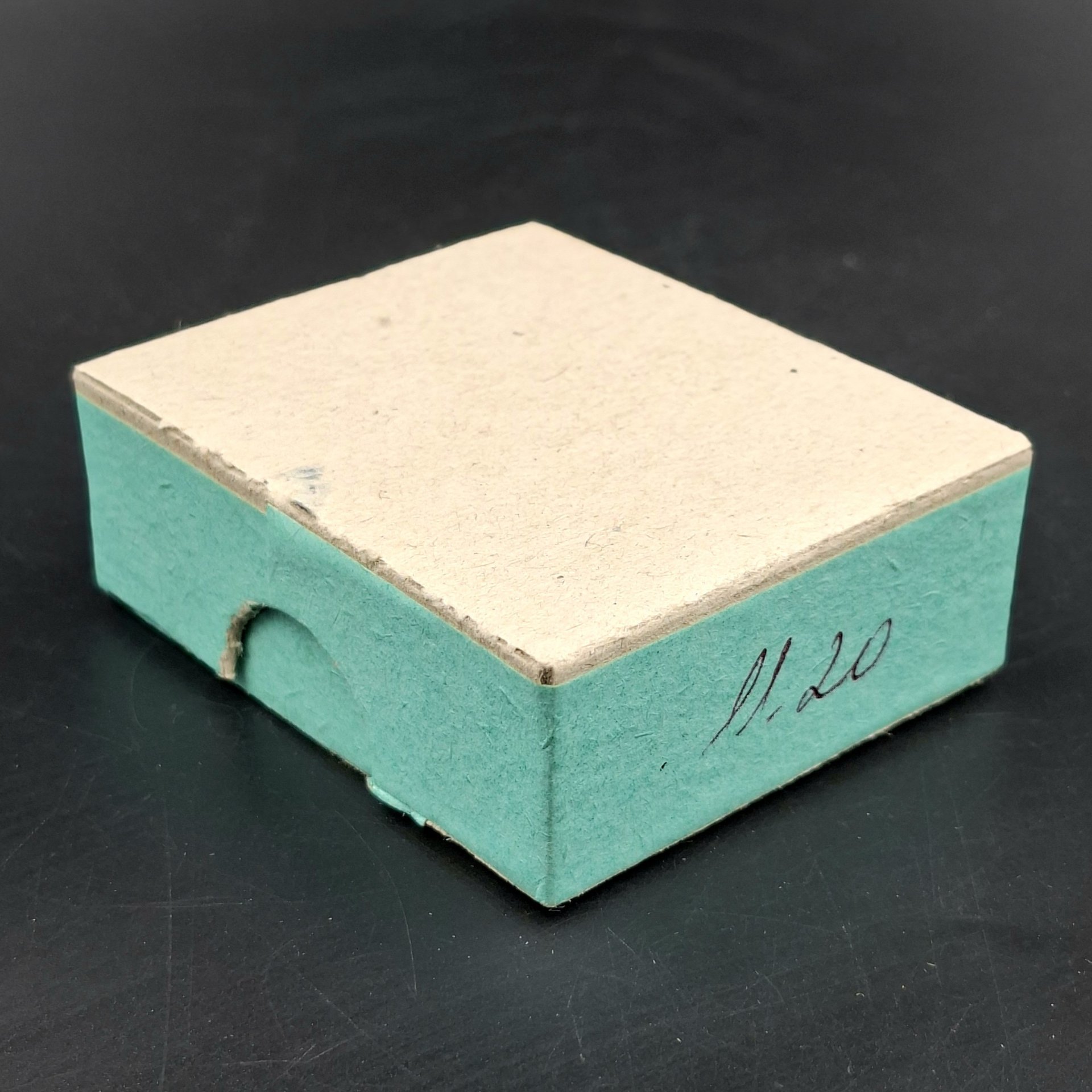 Брошь винтажная "Вишенки" в оригинальной коробке, янтарь, латунь, золочение, картон, Калининградский янтарный комбинат, СССР, 1987-1992 гг.