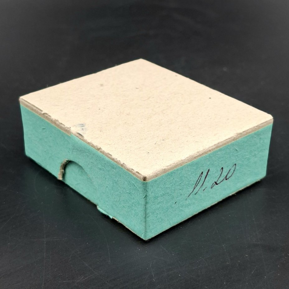 Брошь винтажная "Вишенки" в оригинальной коробке, янтарь, латунь, золочение, картон, Калининградский янтарный комбинат, СССР, 1987-1992 гг.