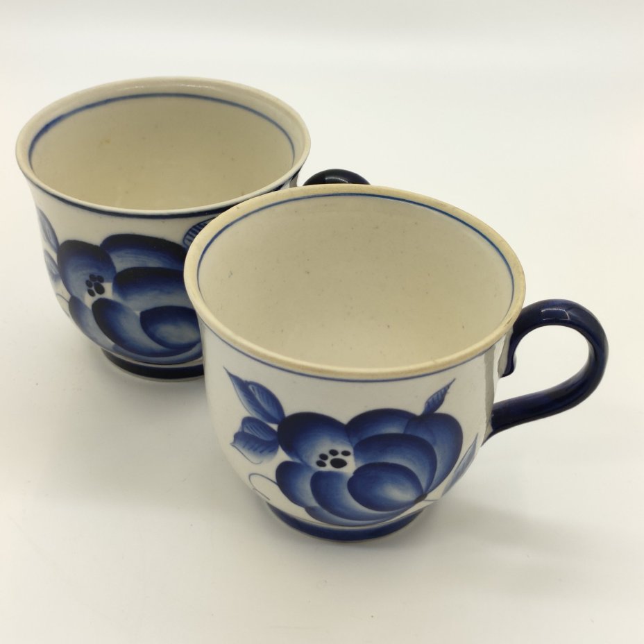 Пара чашек с цветочным декором, фарфор, роспись, Объединение «Гжель», СССР, 1972-1985 гг.