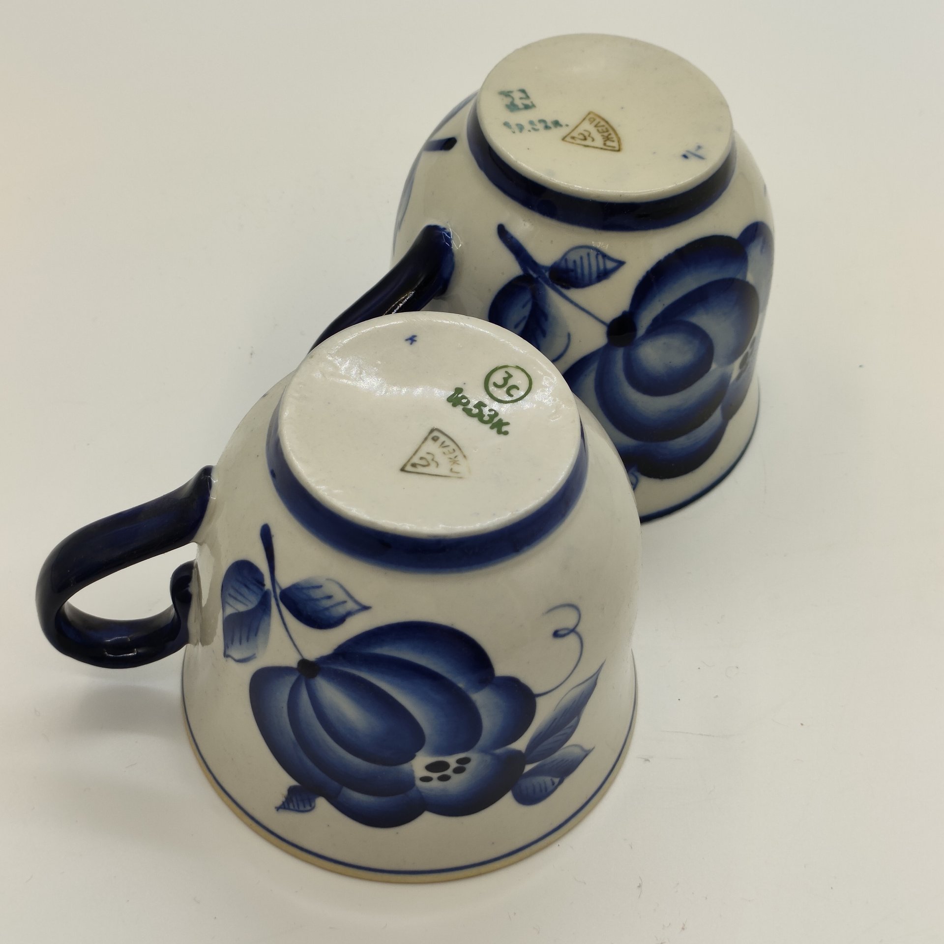 Пара чашек с цветочным декором, фарфор, роспись, Объединение «Гжель», СССР, 1972-1985 гг.