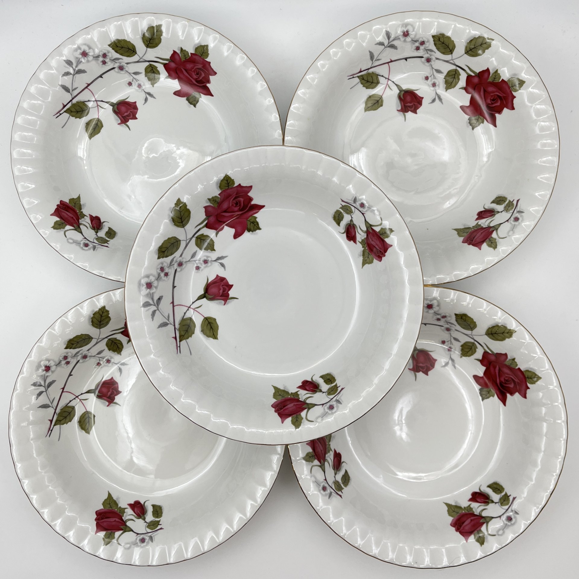 Набор из 5-ти суповых тарелок, украшенных изображением розы