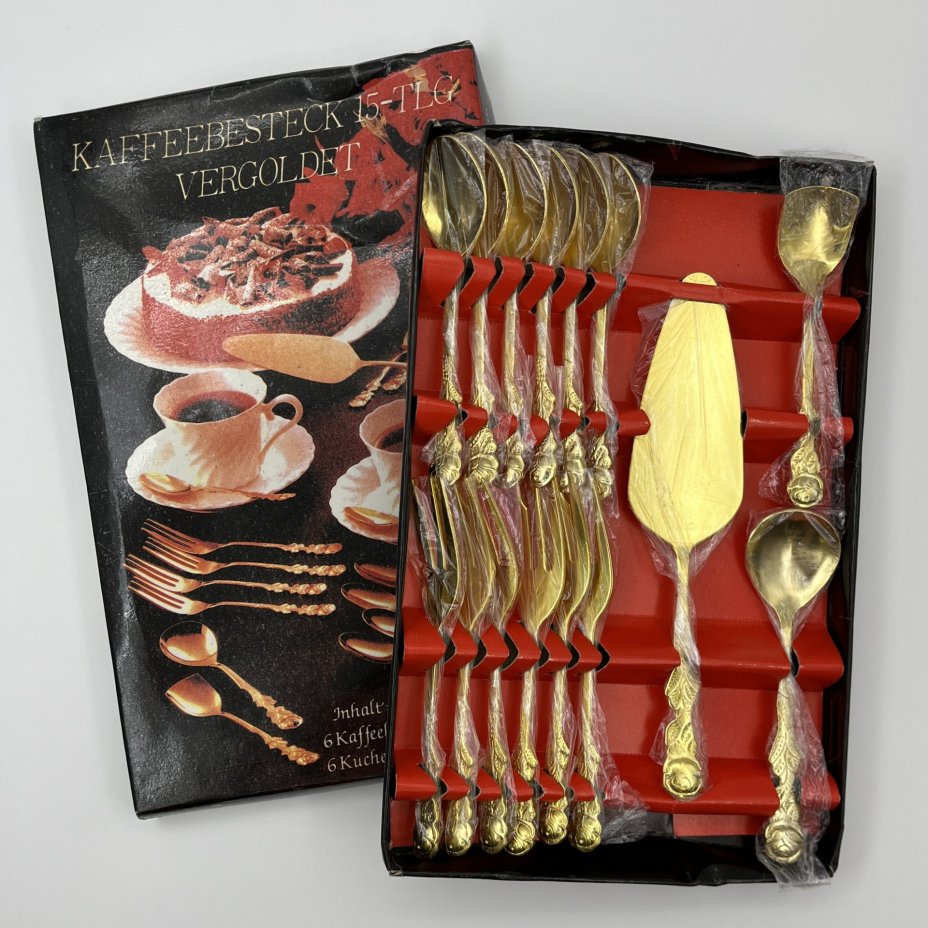Набор столовых приборов для подачи десерта (15 предметов) с декором в виде цветка розы в оригинальной упаковке, Kaffeebesteck 15-TLG Vergoldet, нержавеющая сталь, золочение, картон, Германия, 1980-1990 гг.