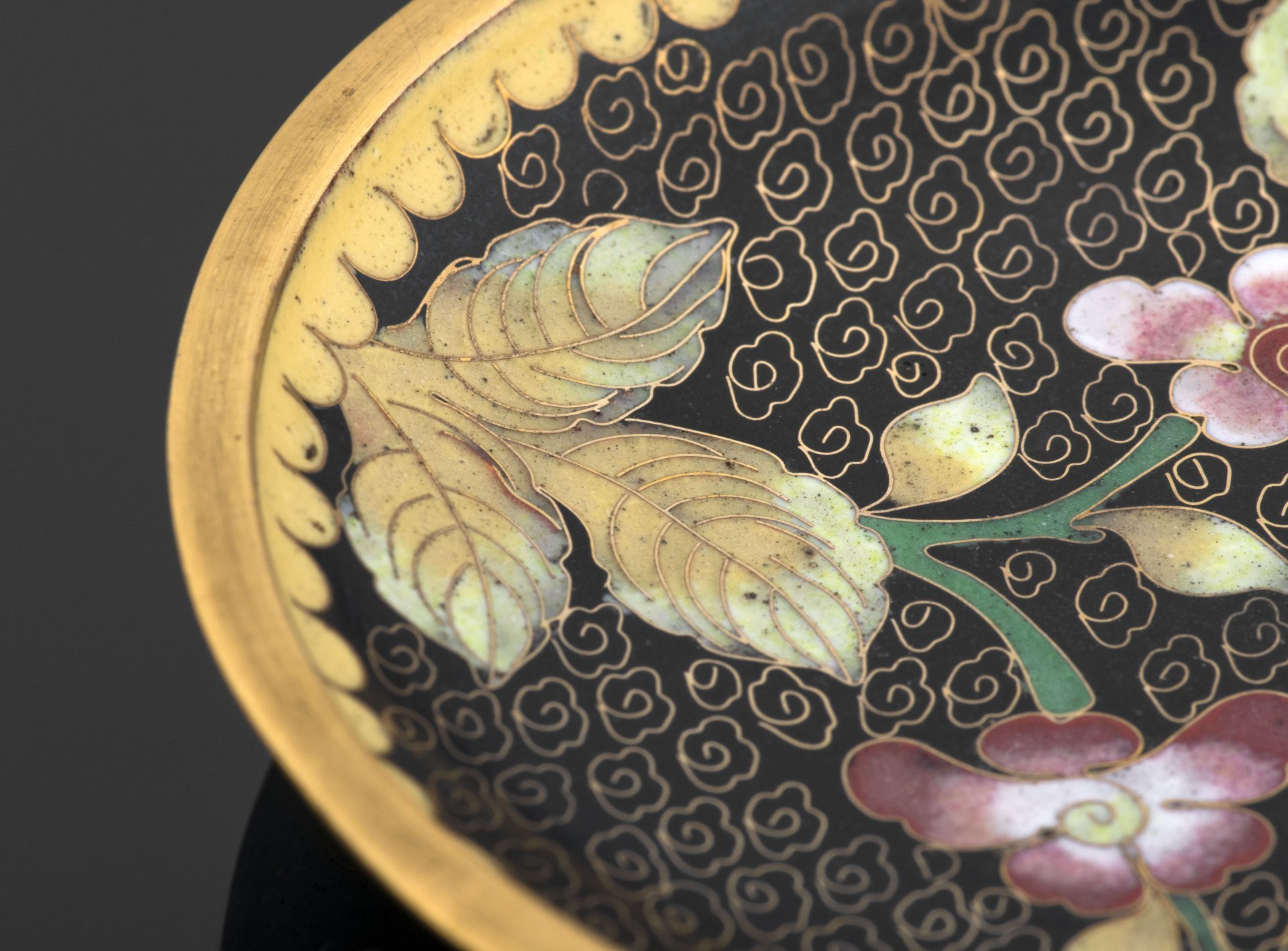 Розетка (блюдце) с изображением цветов на чёрном фоне, выполненная в технике клуазоне