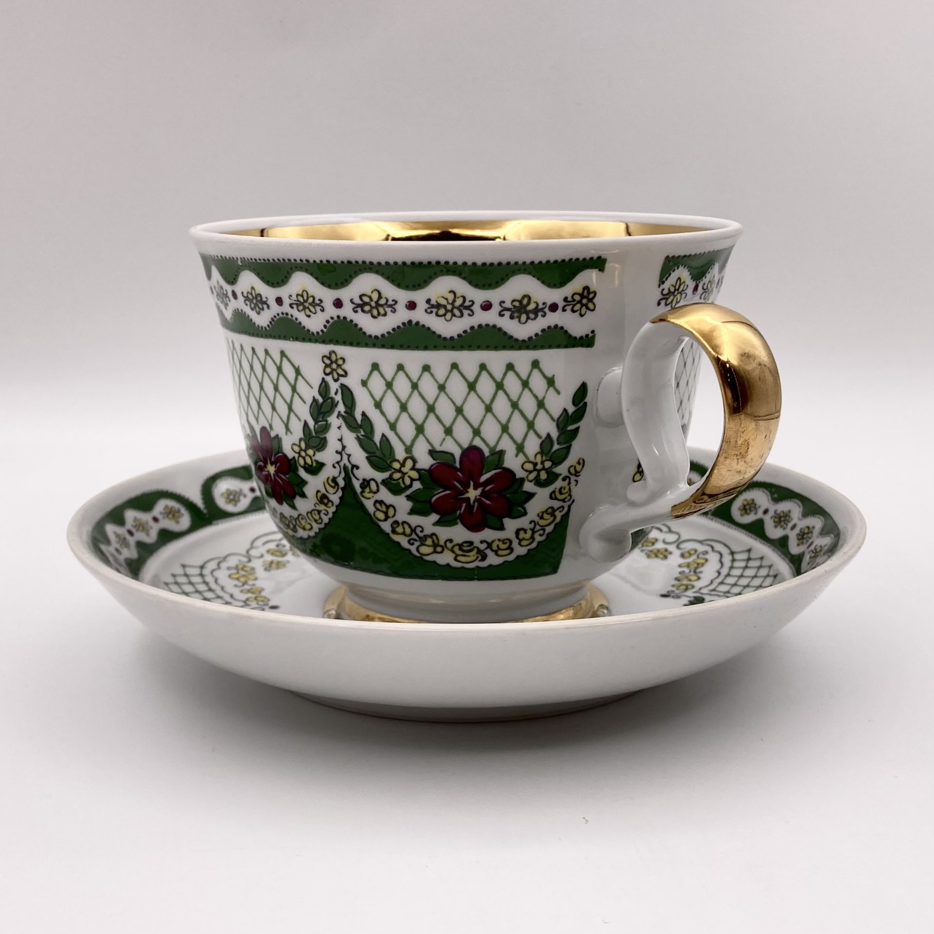 Чайная пара (большая), украшенная узорами и цветочным декором, фарфор, деколь с подрисовкой, золочение, Тернопольский фарфоровый завод, Тернопольский фарфоровый завод
