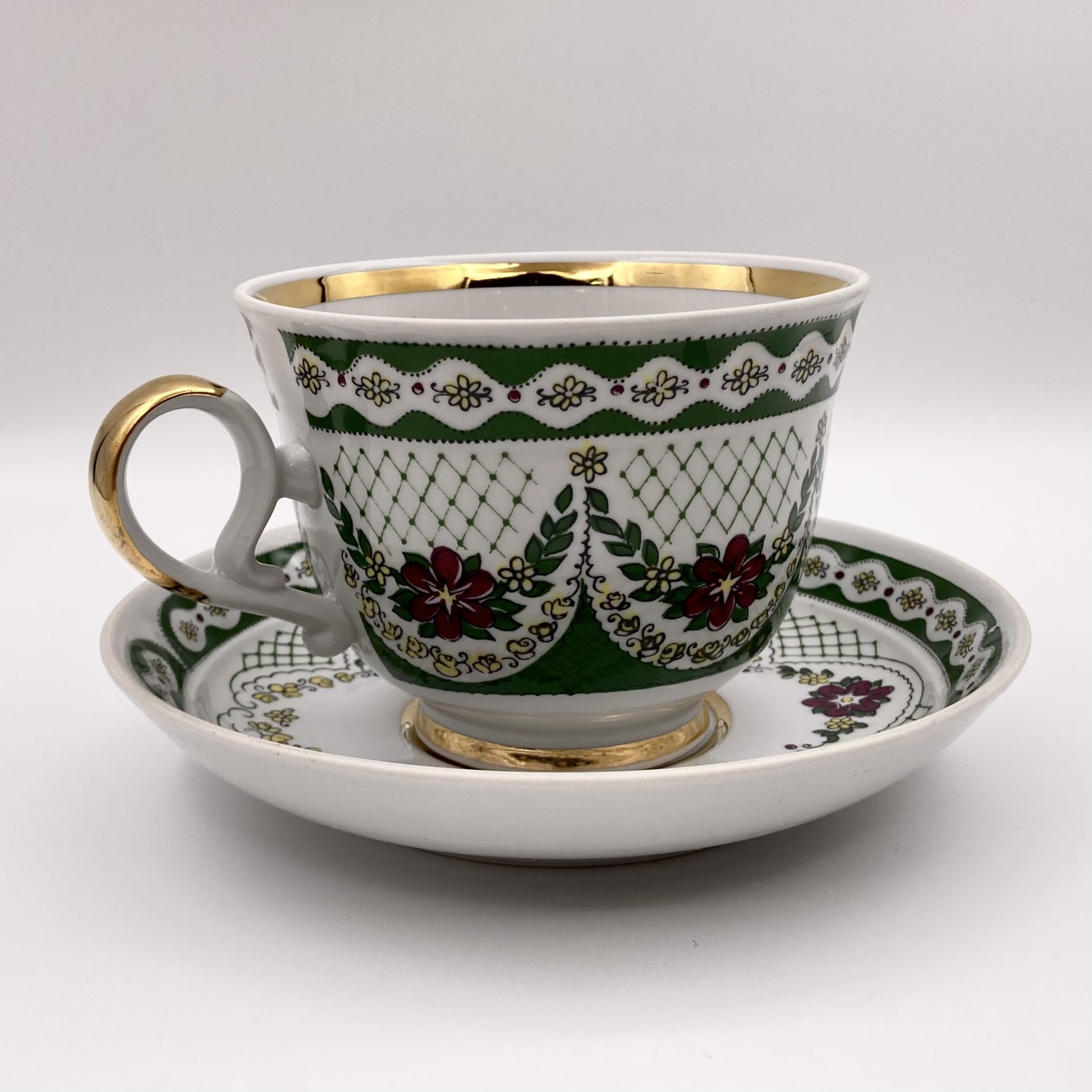 Чайная пара (большая), украшенная узорами и цветочным декором, фарфор, деколь с подрисовкой, золочение, Тернопольский фарфоровый завод, Тернопольский фарфоровый завод
