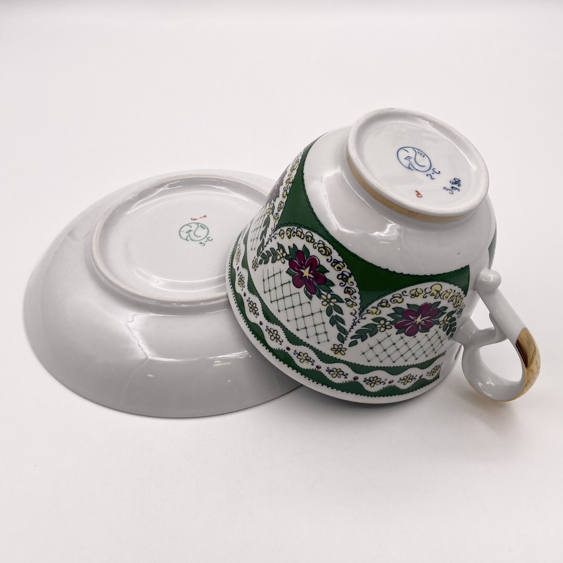 Чайная пара (большая), украшенная узорами и цветочным декором, фарфор, деколь с подрисовкой, золочение, Тернопольский фарфоровый завод, Тернопольский фарфоровый завод