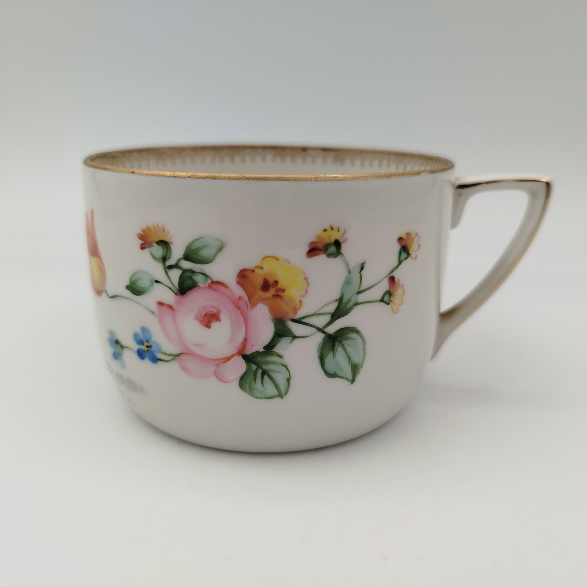 Чашка с дарственной надписью, украшенная цветочным декором, фарфор, роспись, золочение, Дмитровский фарфоровый завод (ДФЗ Вербилки), СССР, 1950 г.