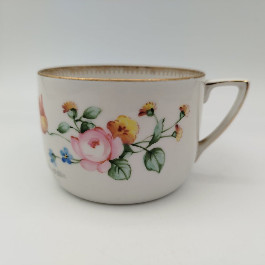 Чашка с дарственной надписью, украшенная цветочным декором, фарфор, роспись, золочение, Дмитровский фарфоровый завод (ДФЗ Вербилки), СССР, 1950 г.