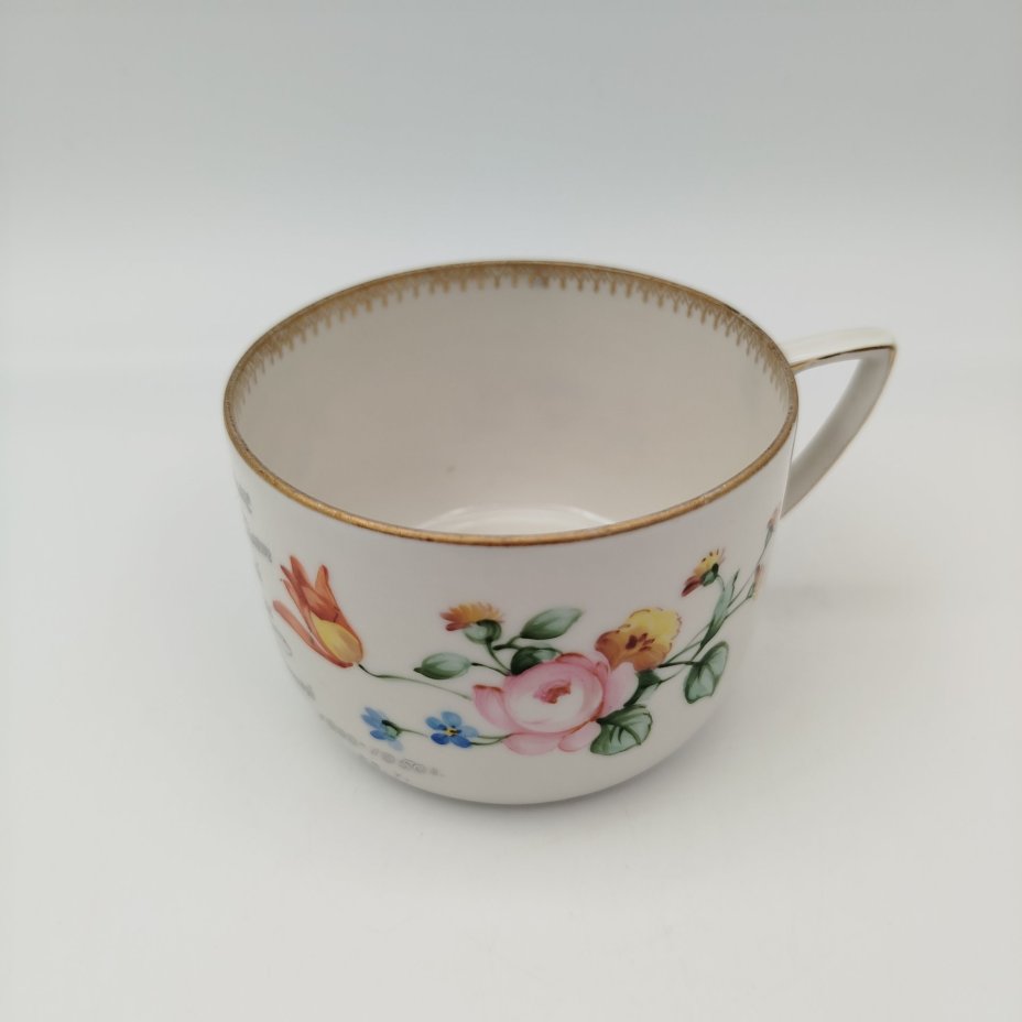 Чашка с дарственной надписью, украшенная цветочным декором, фарфор, роспись, золочение, Дмитровский фарфоровый завод (ДФЗ Вербилки), СССР, 1950 г.