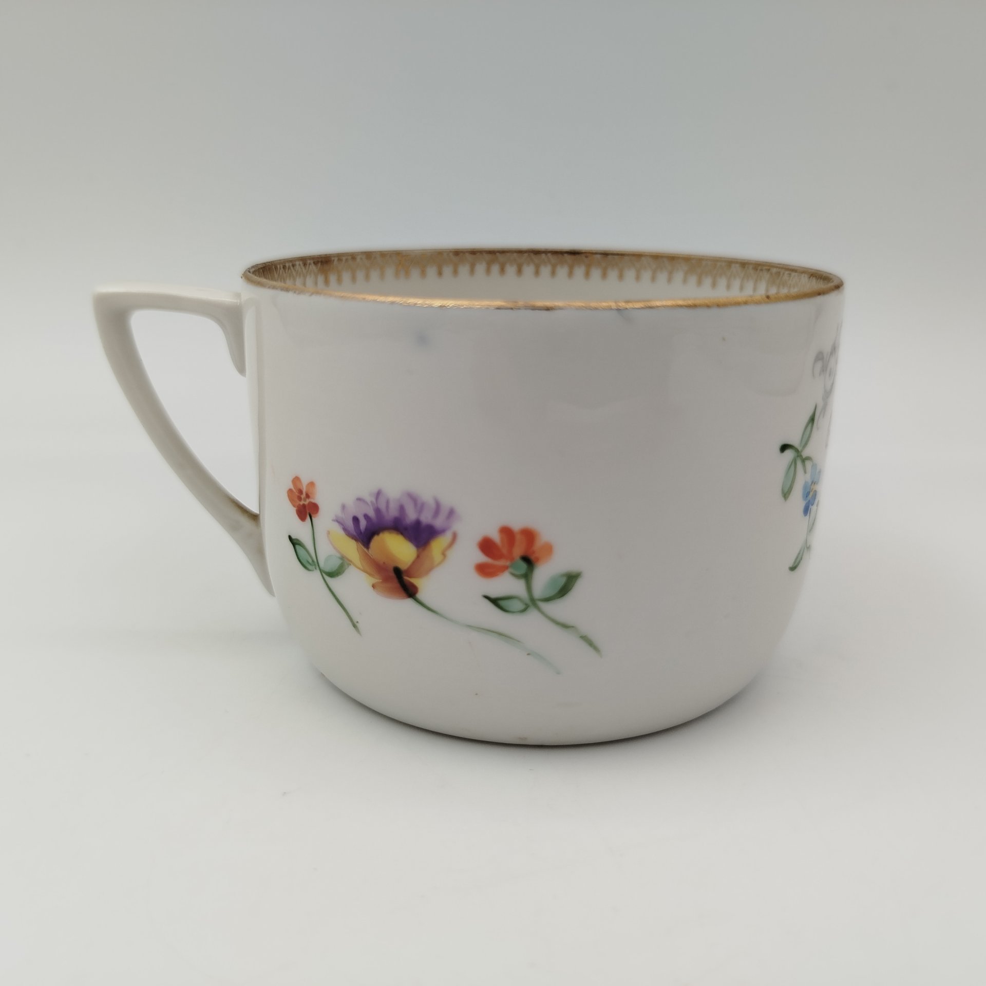 Чашка с дарственной надписью, украшенная цветочным декором, фарфор, роспись, золочение, Дмитровский фарфоровый завод (ДФЗ Вербилки), СССР, 1950 г.