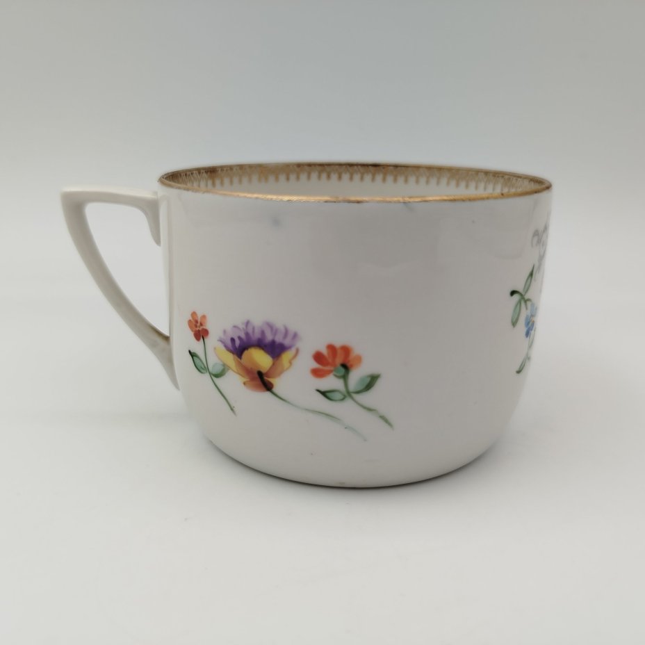 Чашка с дарственной надписью, украшенная цветочным декором, фарфор, роспись, золочение, Дмитровский фарфоровый завод (ДФЗ Вербилки), СССР, 1950 г.