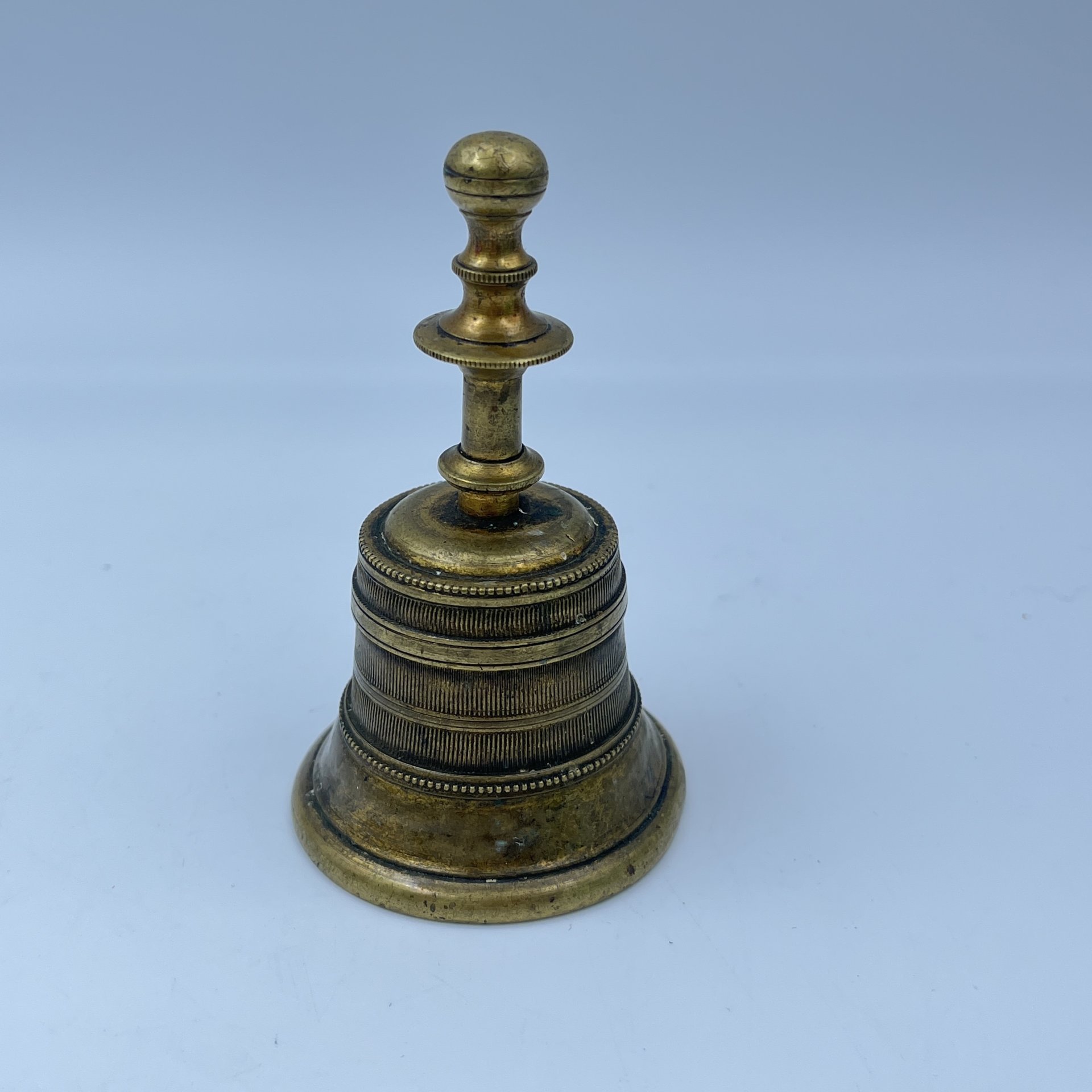 Колокольчик вызывной с декором в виде поясков, латунь, Западная Европа, 1900-1940 гг.