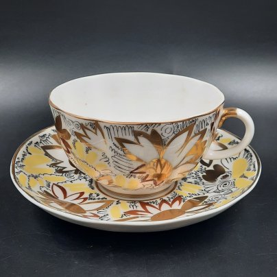 Пара чайная из сервиза "Золотые ромашки" (форма "Тюльпан"), автор росписи Л.И. Григорьева, фарфор, деколь, золочение, Ленинградский фарфоровый завод (ЛФЗ), СССР, 1970-1992 гг.