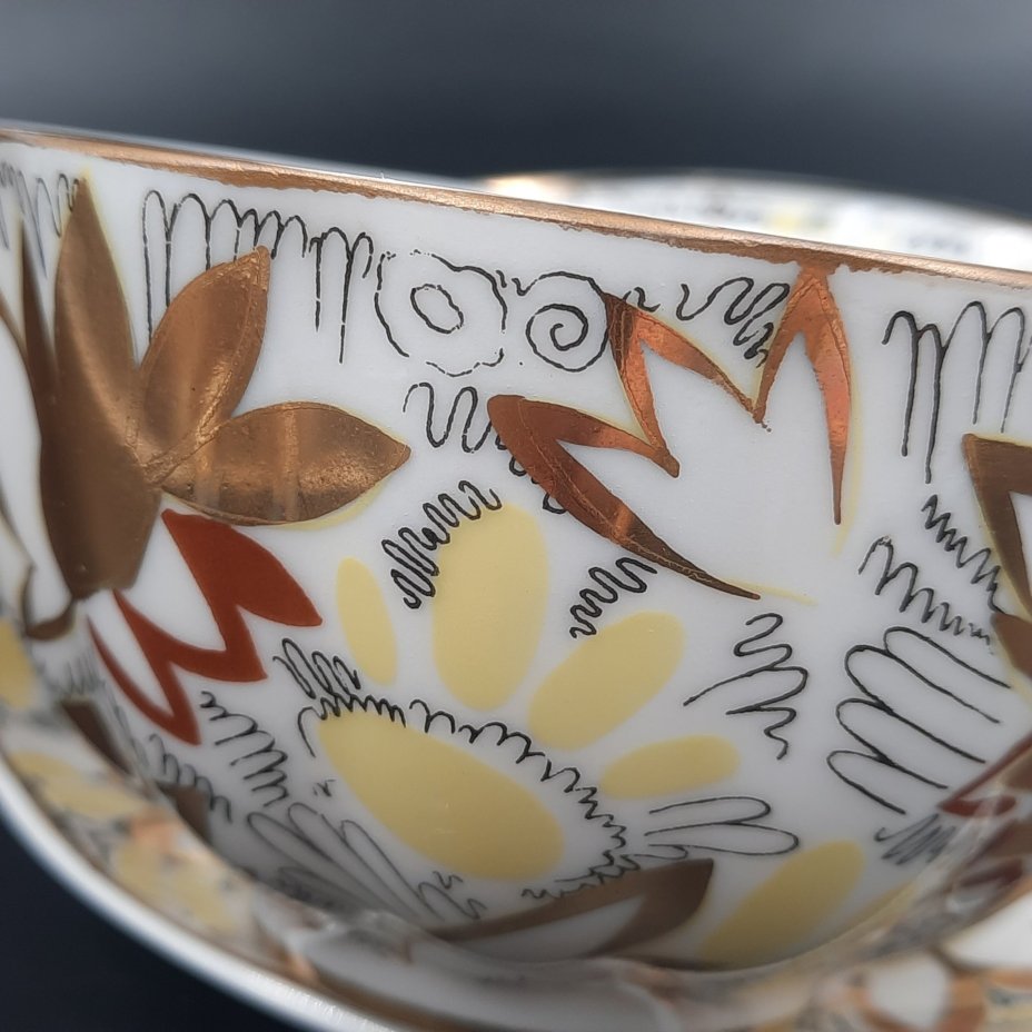 Пара чайная из сервиза "Золотые ромашки" (форма "Тюльпан"), автор росписи Л.И. Григорьева, фарфор, деколь, золочение, Ленинградский фарфоровый завод (ЛФЗ), СССР, 1970-1992 гг.