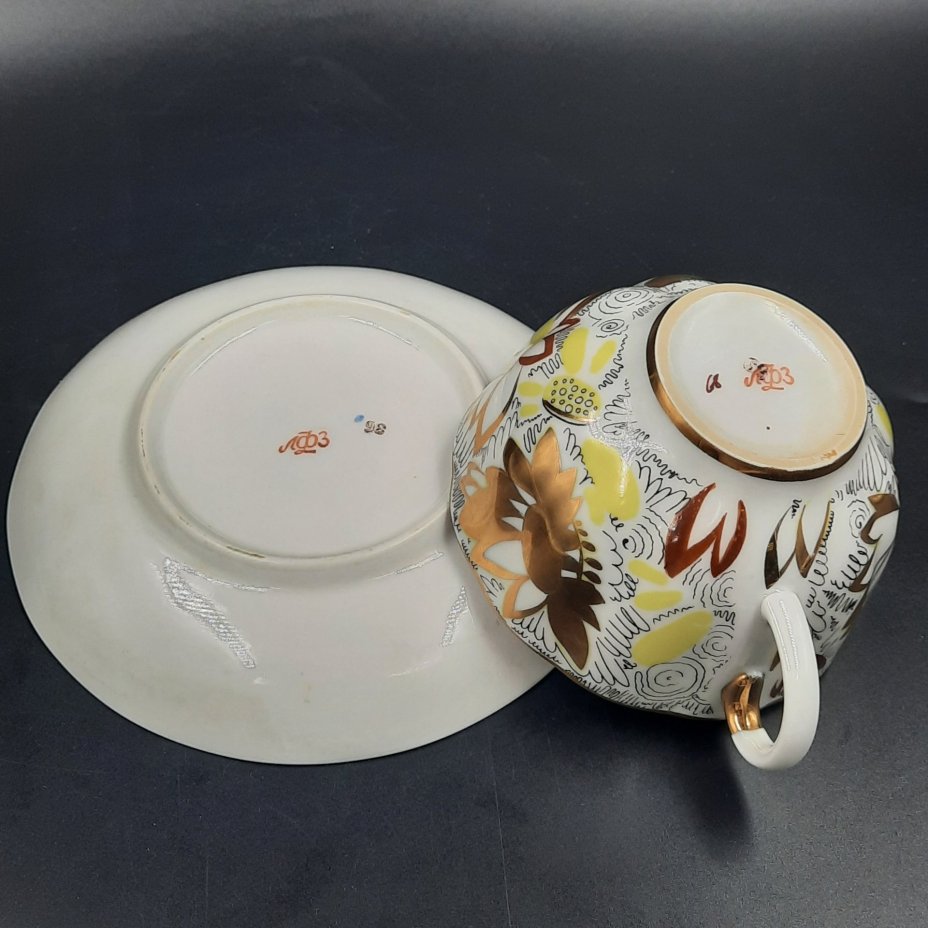 Пара чайная из сервиза "Золотые ромашки" (форма "Тюльпан"), автор росписи Л.И. Григорьева, фарфор, деколь, золочение, Ленинградский фарфоровый завод (ЛФЗ), СССР, 1970-1992 гг.