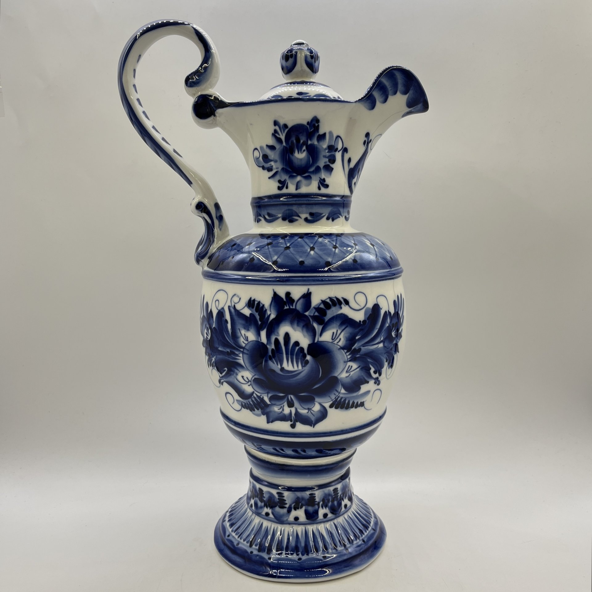 Большой кувшин с декоративной росписью, Гжель, фарфор, роспись, Российская Федерация, 1991-2010 гг.