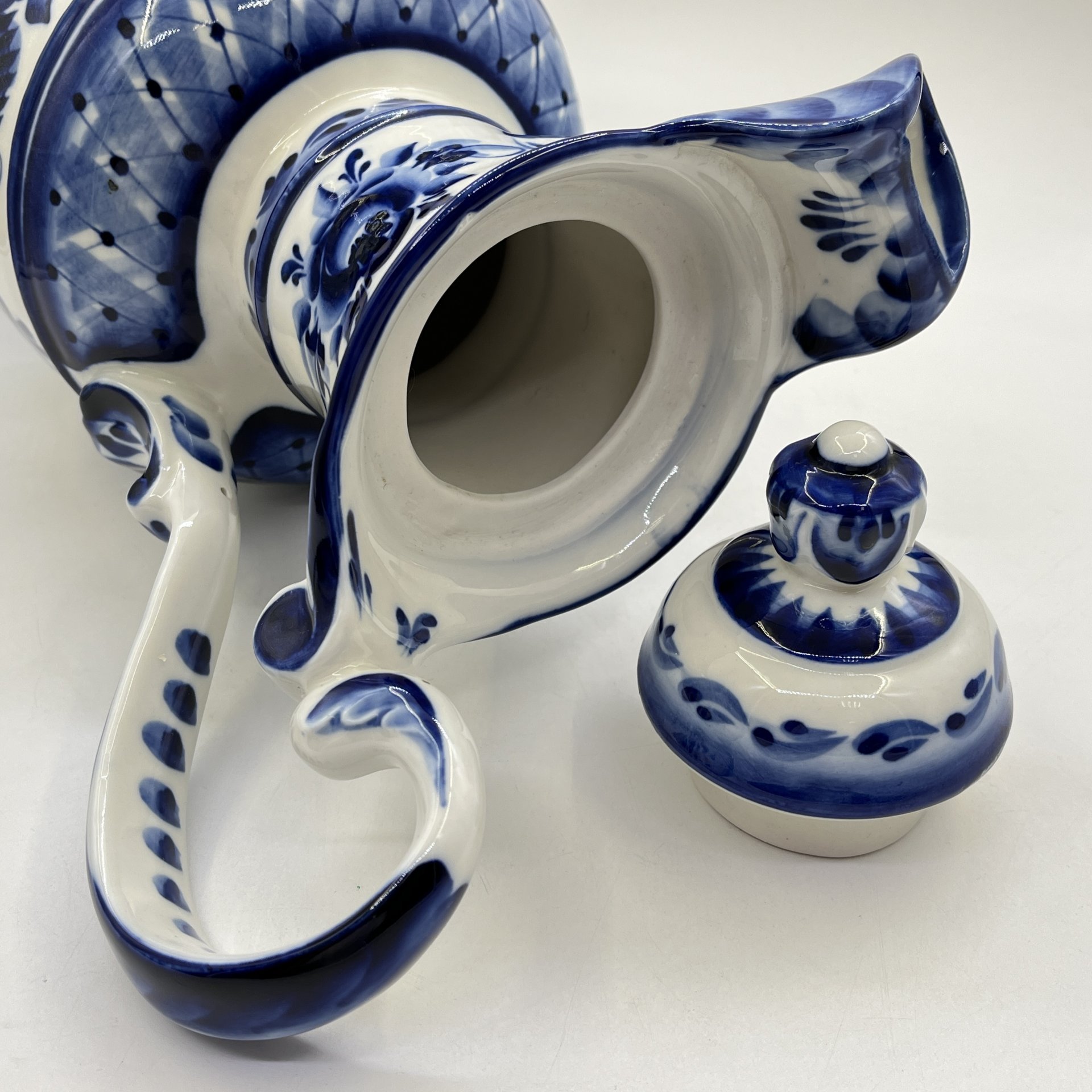 Большой кувшин с декоративной росписью, Гжель, фарфор, роспись, Российская Федерация, 1991-2010 гг.