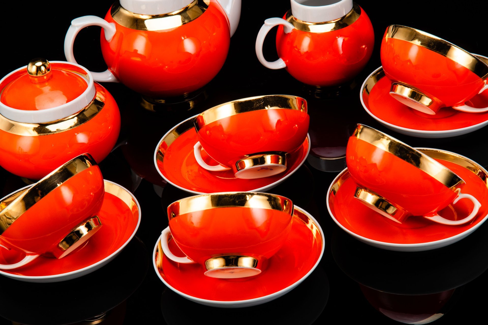 Сервиз чайный на 5 персон, яркого оранжевого цвета, форма "Рубин"  (14 предметов), фарфор, крытье, золочение, Дулевский фарфоровый завод (Дулёво), СССР, 1968-1991 гг.