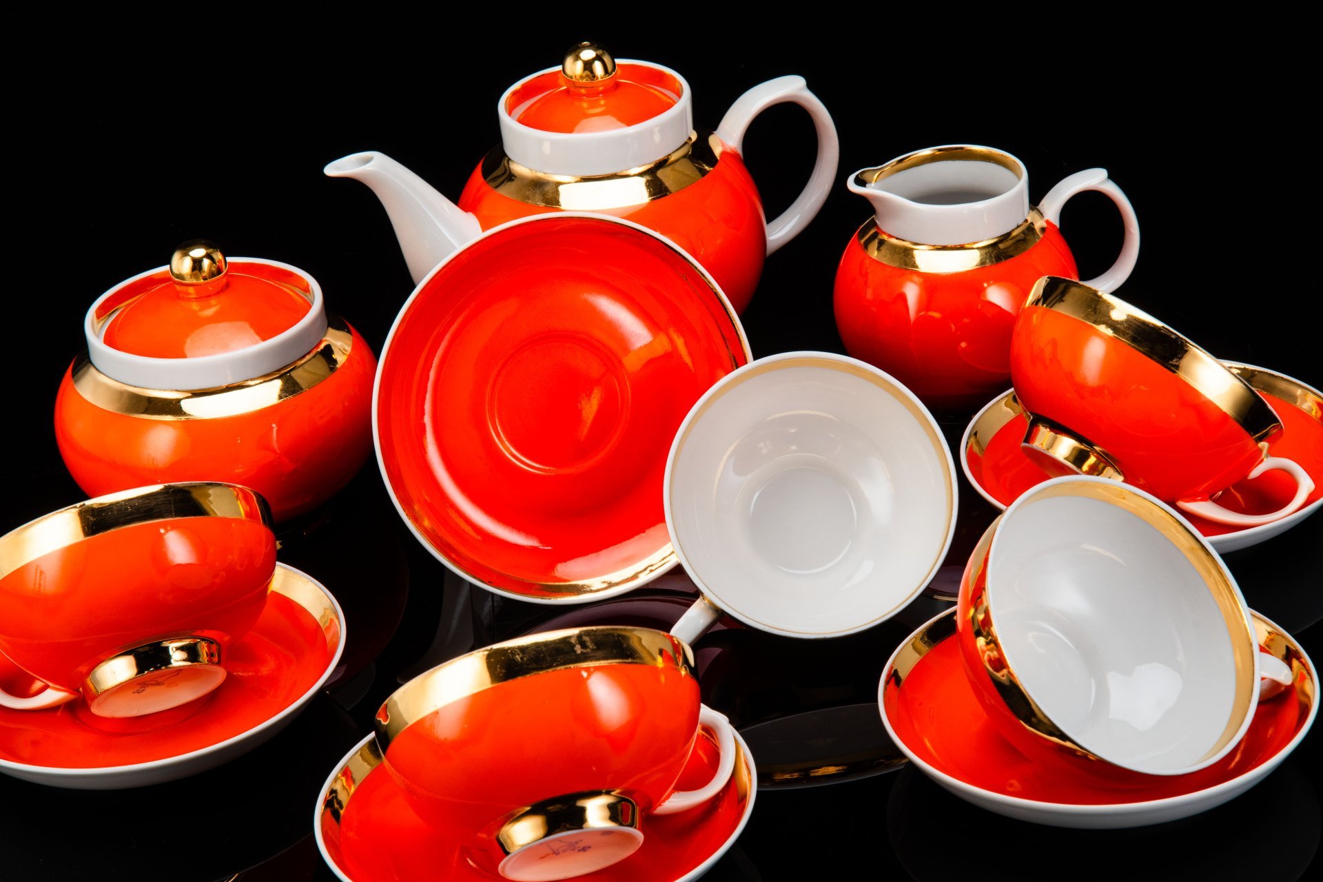 Сервиз чайный на 5 персон, яркого оранжевого цвета, форма "Рубин"  (14 предметов), фарфор, крытье, золочение, Дулевский фарфоровый завод (Дулёво), СССР, 1968-1991 гг.