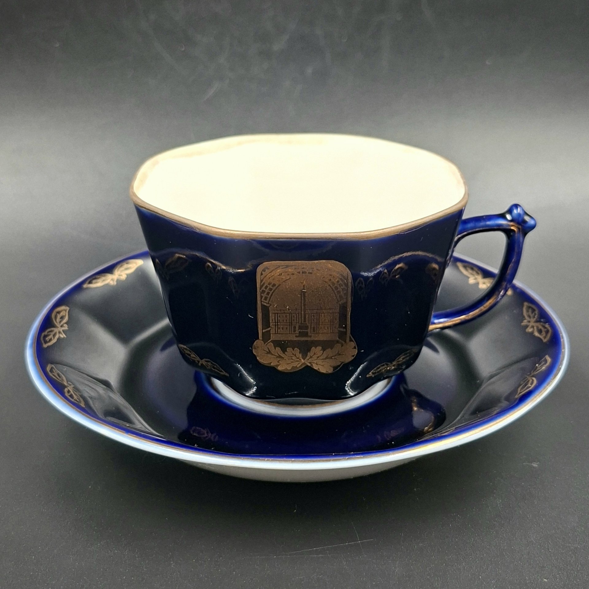 Пара чайная "Ленинград" редкой восьмигранной формы, фарфор, крытье кобальтом, золочение, Ленинградский фарфоровый завод (ЛФЗ), СССР, 1970-1990 гг.