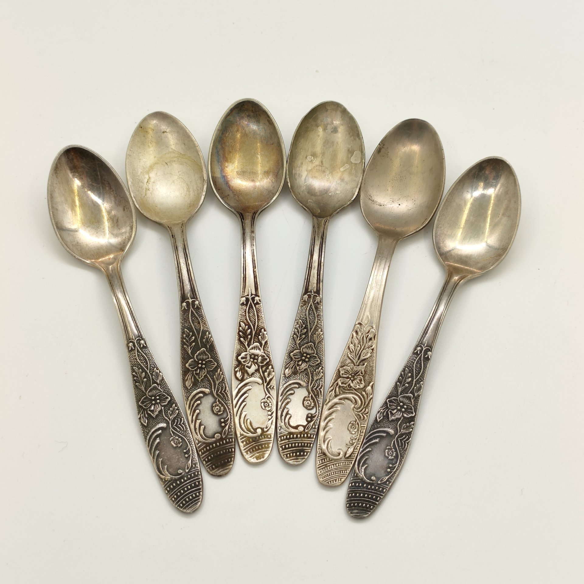 Набор из шести чайных ложек с цветочным декором (в подборе), мНЦ (медь-никель-цинк), мельхиор (медь-никель), Московский завод ювелирных и металлических изделий (МЮЗ), СССР, 1960-1990 гг.