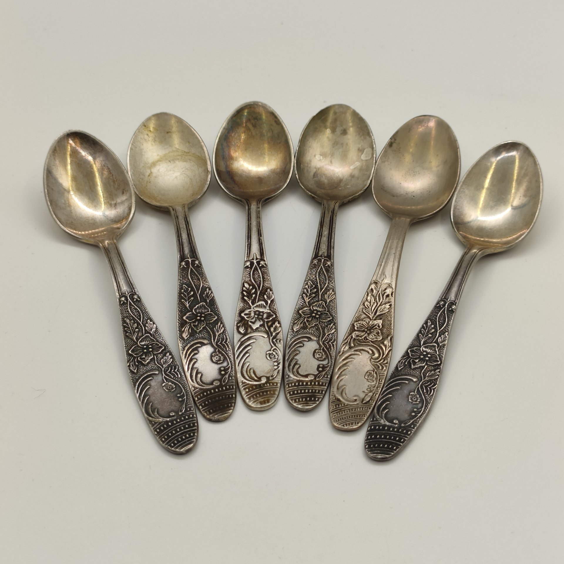 Набор из шести чайных ложек с цветочным декором (в подборе), мНЦ (медь-никель-цинк), мельхиор (медь-никель), Московский завод ювелирных и металлических изделий (МЮЗ), СССР, 1960-1990 гг.