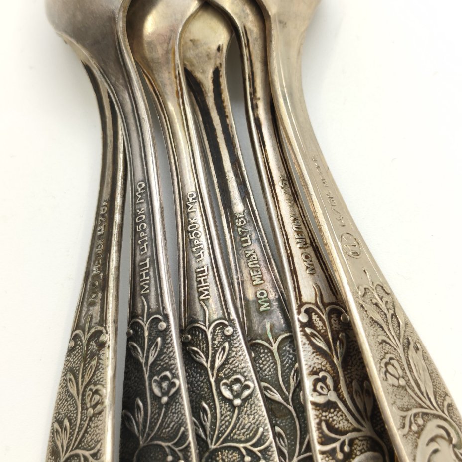 Набор из шести чайных ложек с цветочным декором (в подборе), мНЦ (медь-никель-цинк), мельхиор (медь-никель), Московский завод ювелирных и металлических изделий (МЮЗ), СССР, 1960-1990 гг.