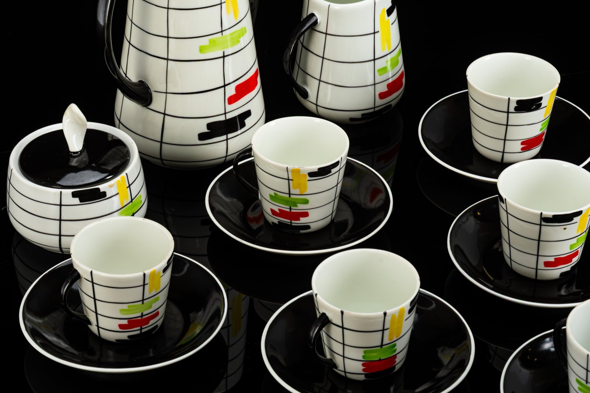 Сервиз кофейный с геометрическим декором на 6 персон (15 предметов), автор Данута Душняк