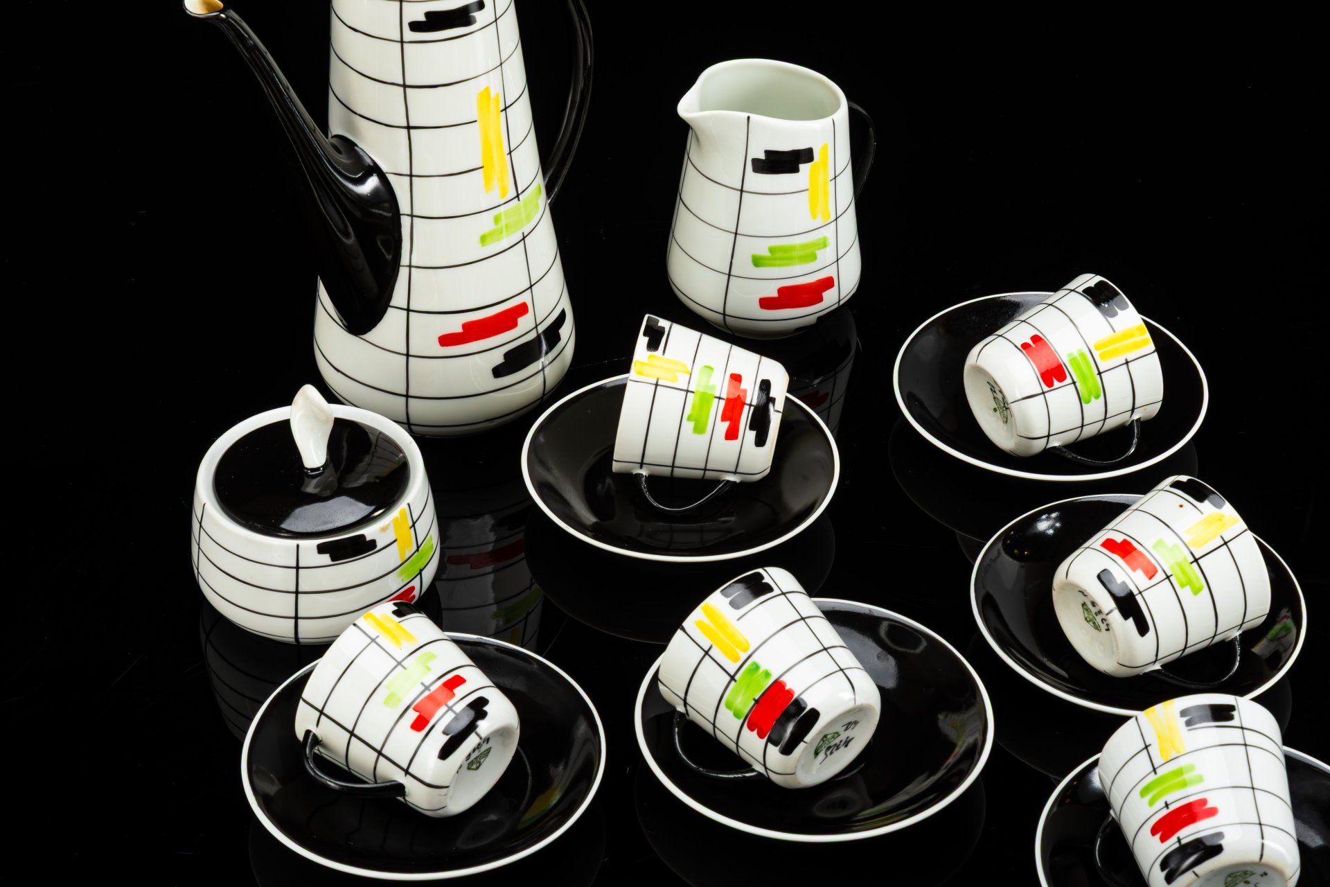 Сервиз кофейный с геометрическим декором на 6 персон (15 предметов), автор Данута Душняк