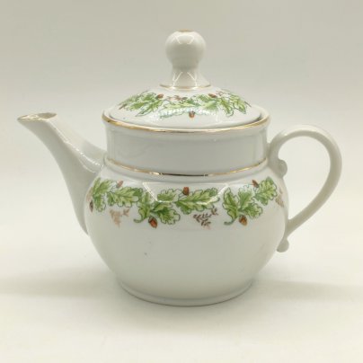 Чайник заварочный, украшенный изображением дубовых листьев и желудей, фарфор, деколь с подрисовкой, золочение, Рижский фарфорово-фаянсовый завод, СССР, 1950-1970 гг.