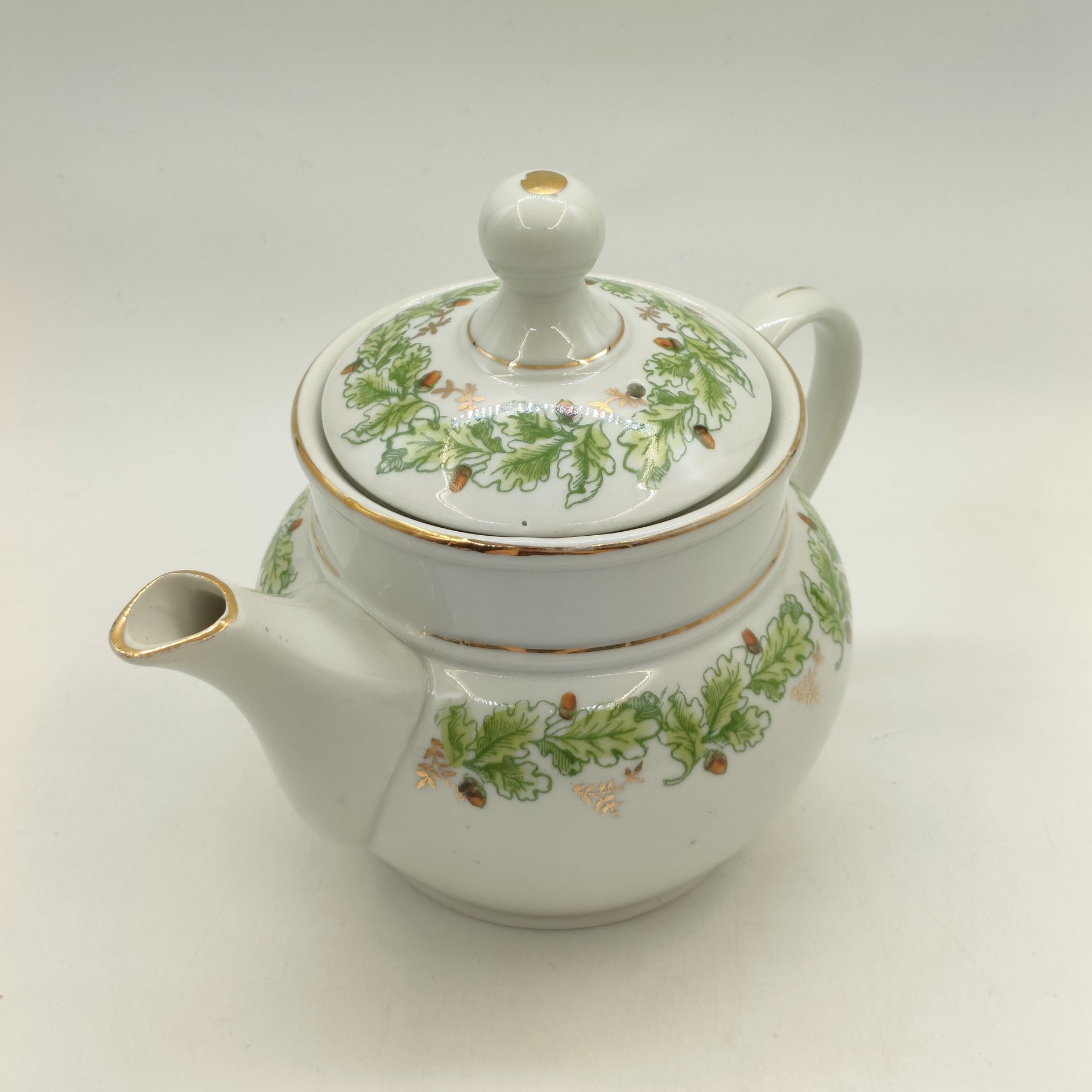 Чайник заварочный, украшенный изображением дубовых листьев и желудей, фарфор, деколь с подрисовкой, золочение, Рижский фарфорово-фаянсовый завод, СССР, 1950-1970 гг.