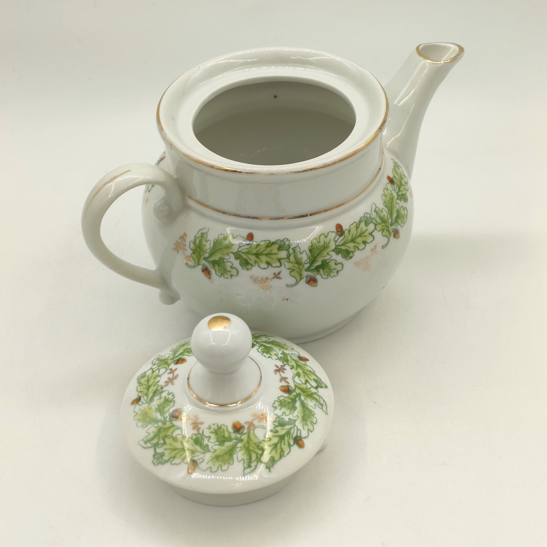 Чайник заварочный, украшенный изображением дубовых листьев и желудей, фарфор, деколь с подрисовкой, золочение, Рижский фарфорово-фаянсовый завод, СССР, 1950-1970 гг.