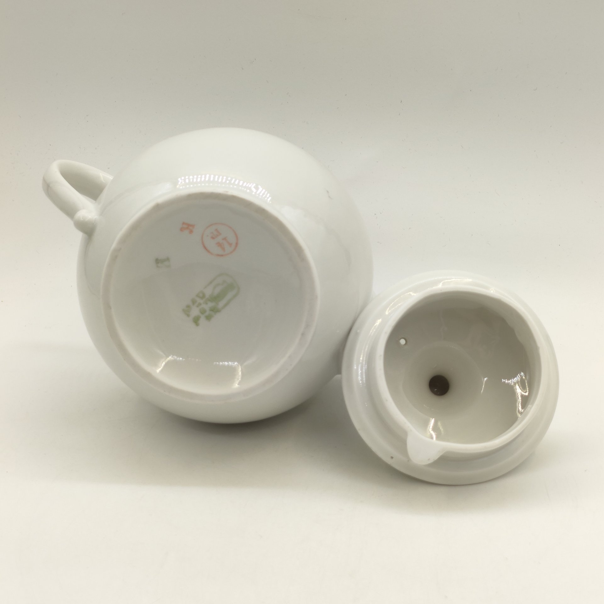 Чайник заварочный, украшенный изображением дубовых листьев и желудей, фарфор, деколь с подрисовкой, золочение, Рижский фарфорово-фаянсовый завод, СССР, 1950-1970 гг.