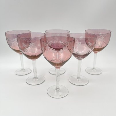 Набор из шести бокалов марганцевого оттенка с крестообразным растительным орнаментом, стекло, люстр, алмазная грань, СССР, 1970-1990 гг.