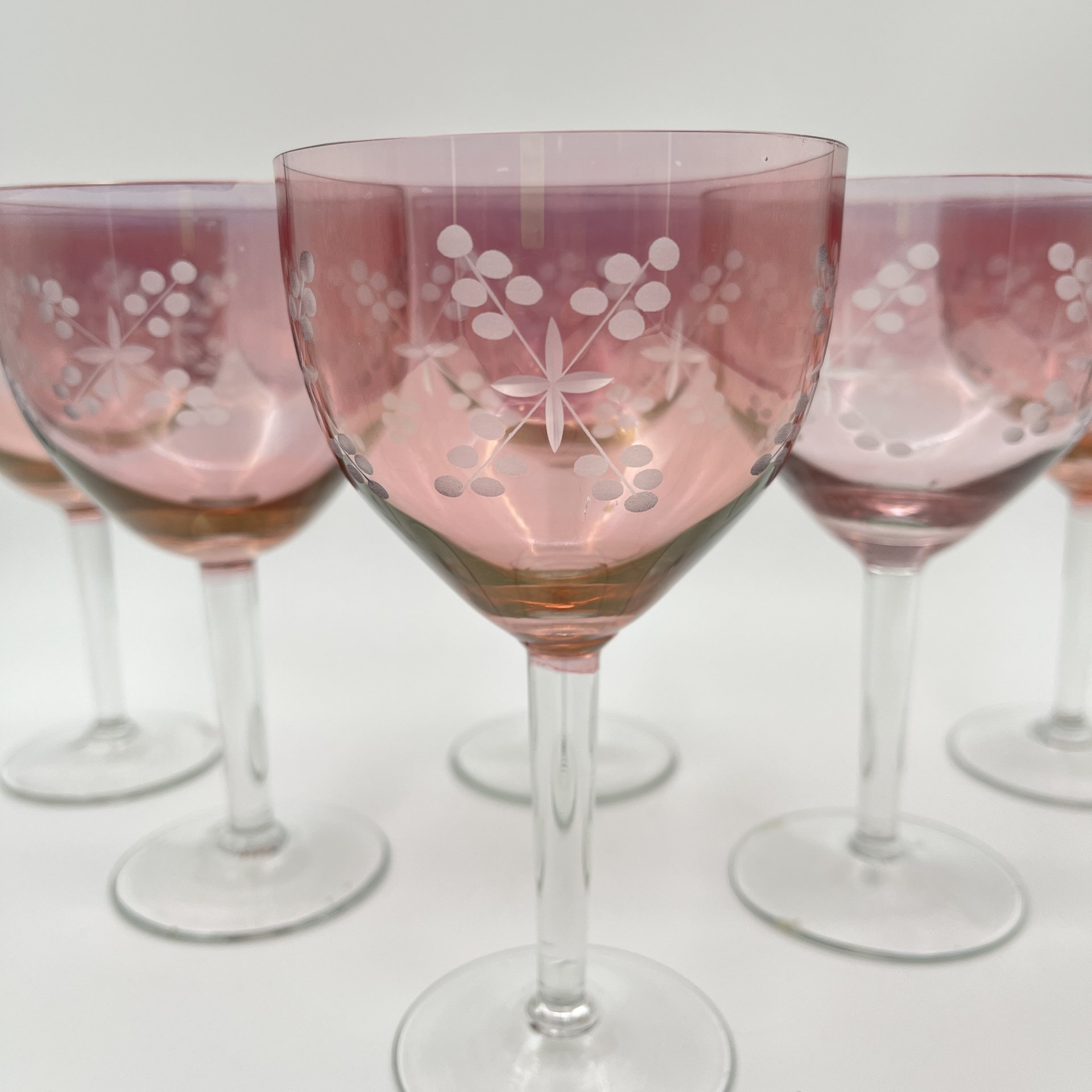 Набор из шести бокалов марганцевого оттенка с крестообразным растительным орнаментом, стекло, люстр, алмазная грань, СССР, 1970-1990 гг.