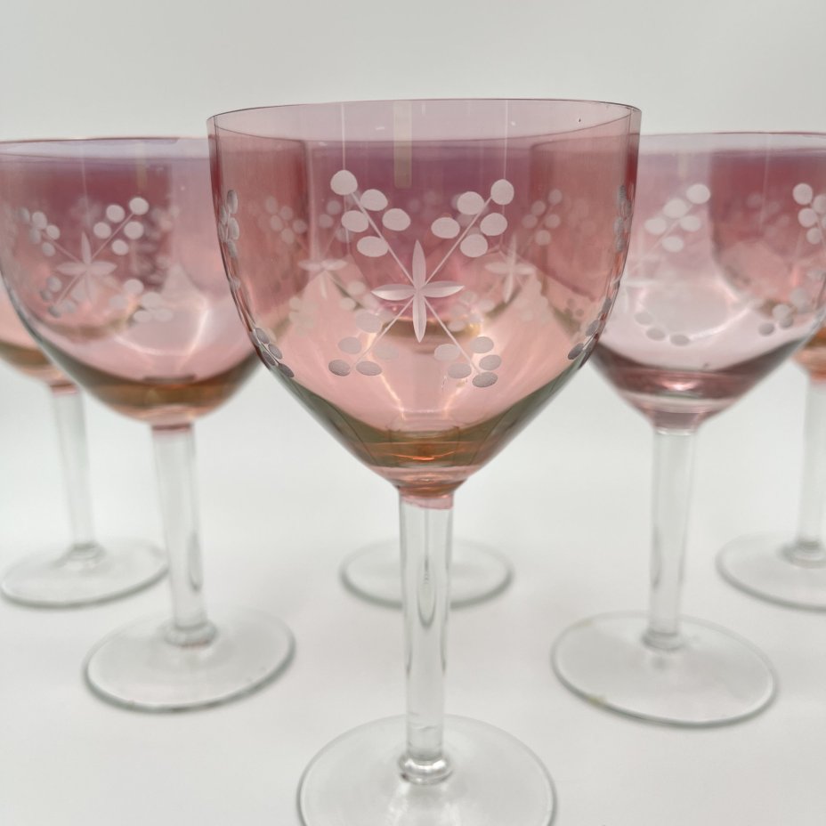 Набор из шести бокалов марганцевого оттенка с крестообразным растительным орнаментом