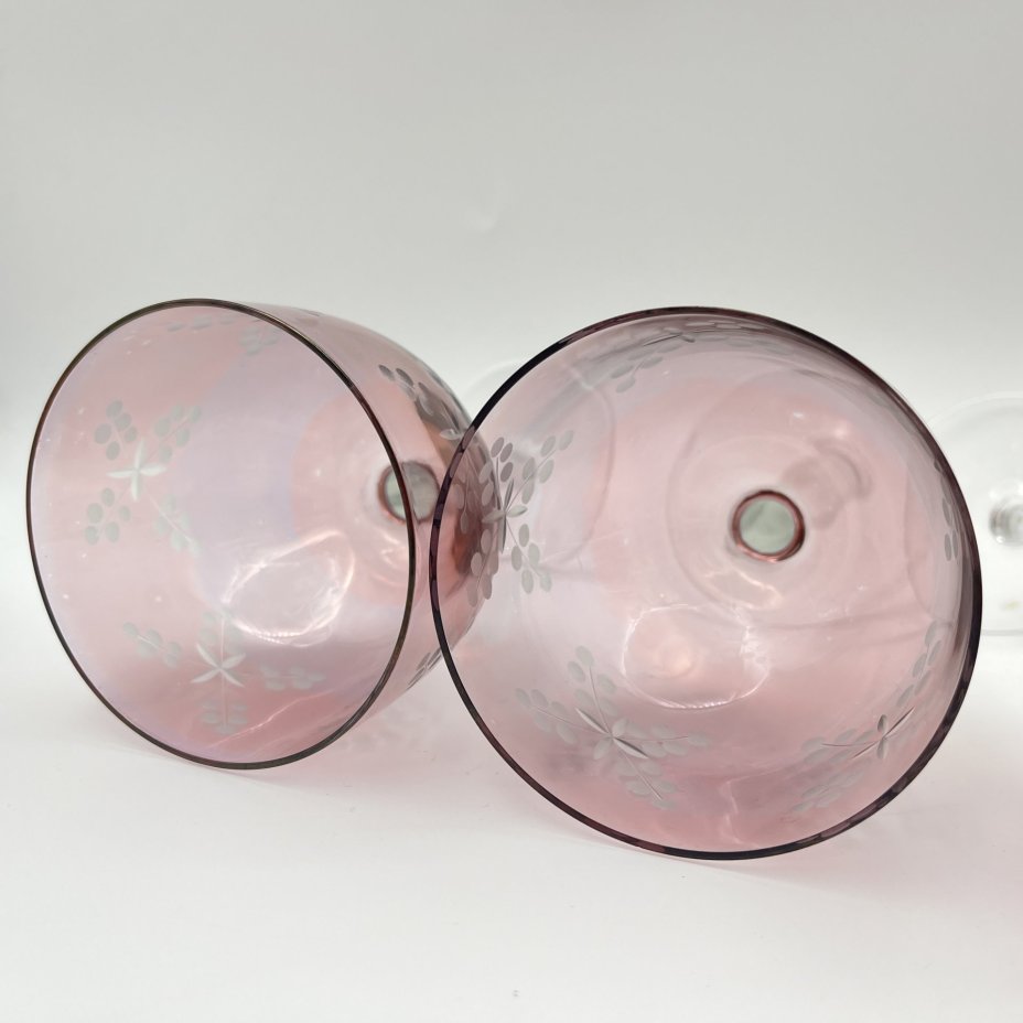 Набор из шести бокалов марганцевого оттенка с крестообразным растительным орнаментом