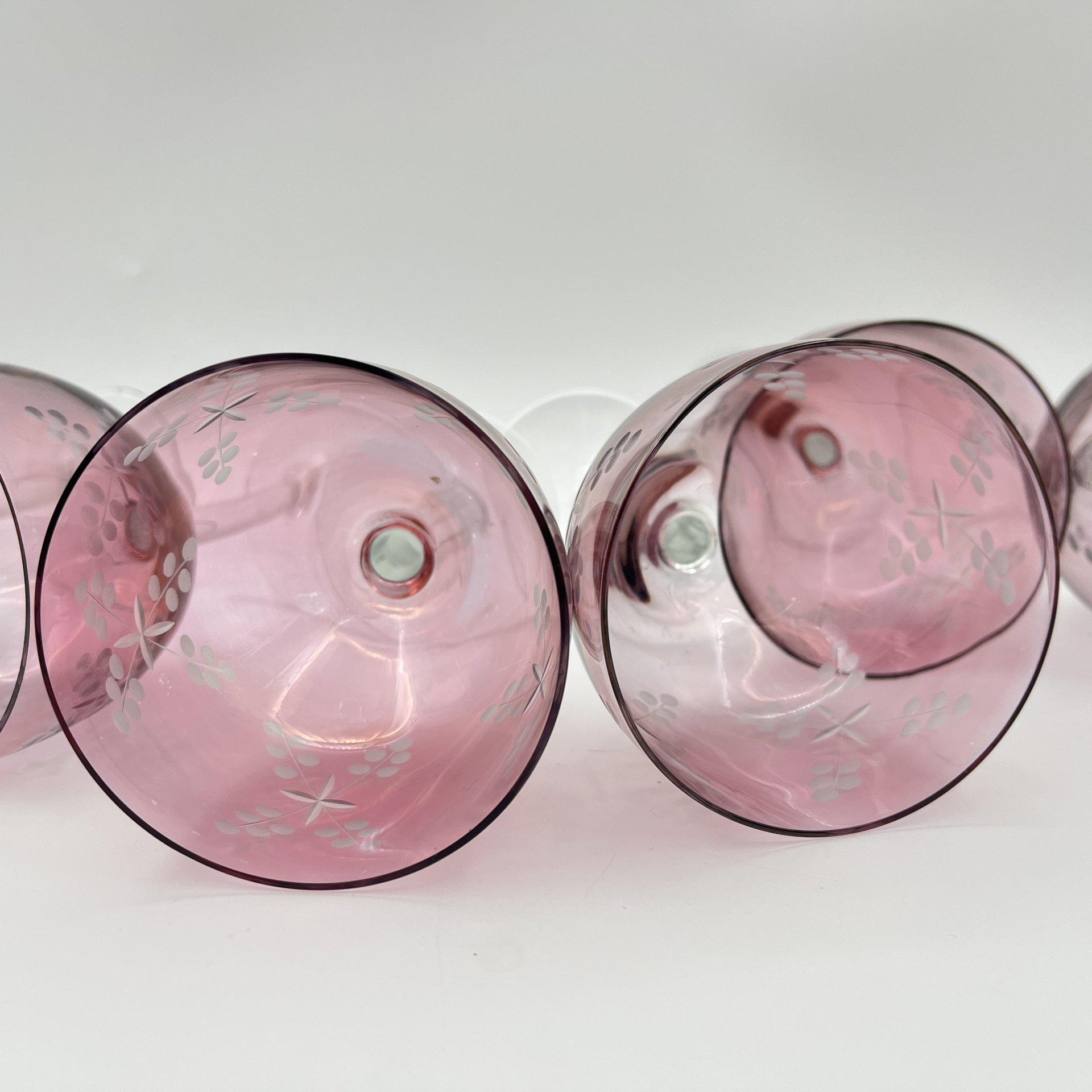 Набор из шести бокалов марганцевого оттенка с крестообразным растительным орнаментом, стекло, люстр, алмазная грань, СССР, 1970-1990 гг.