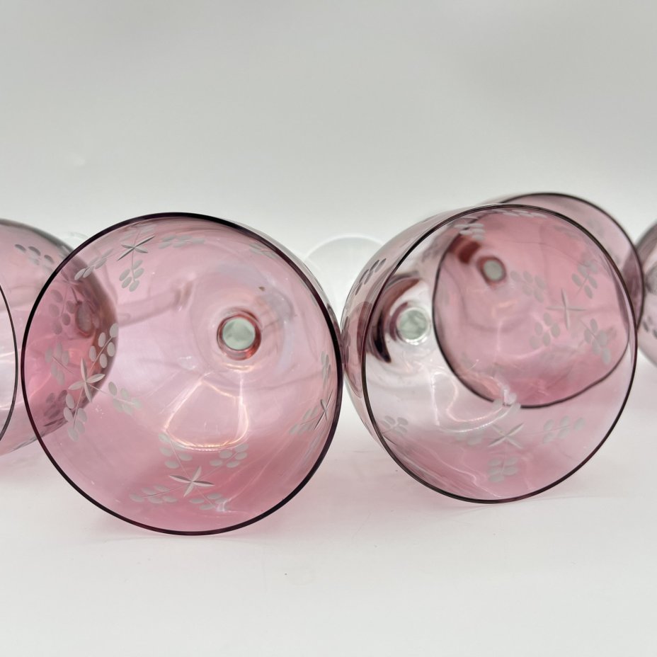 Набор из шести бокалов марганцевого оттенка с крестообразным растительным орнаментом