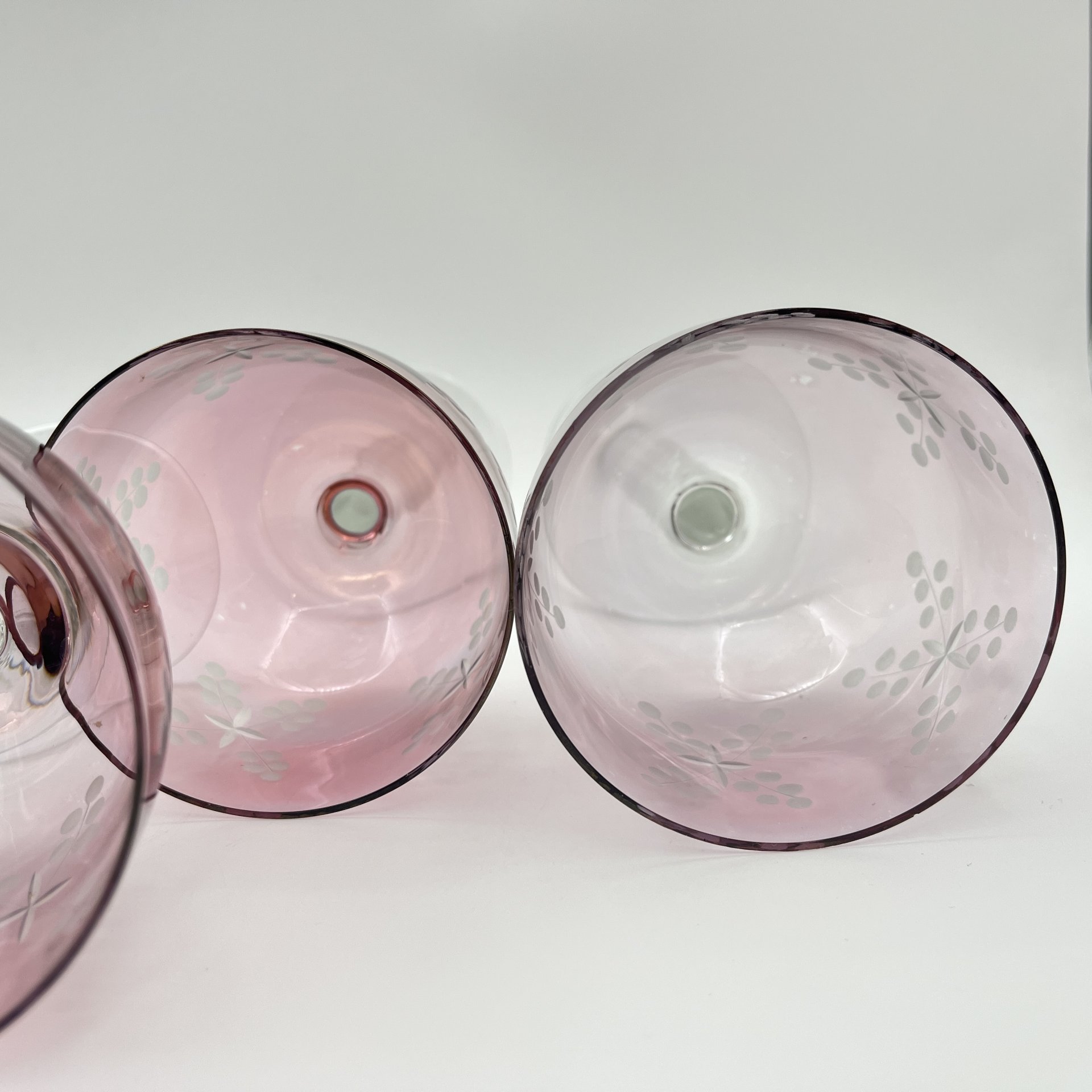 Набор из шести бокалов марганцевого оттенка с крестообразным растительным орнаментом, стекло, люстр, алмазная грань, СССР, 1970-1990 гг.