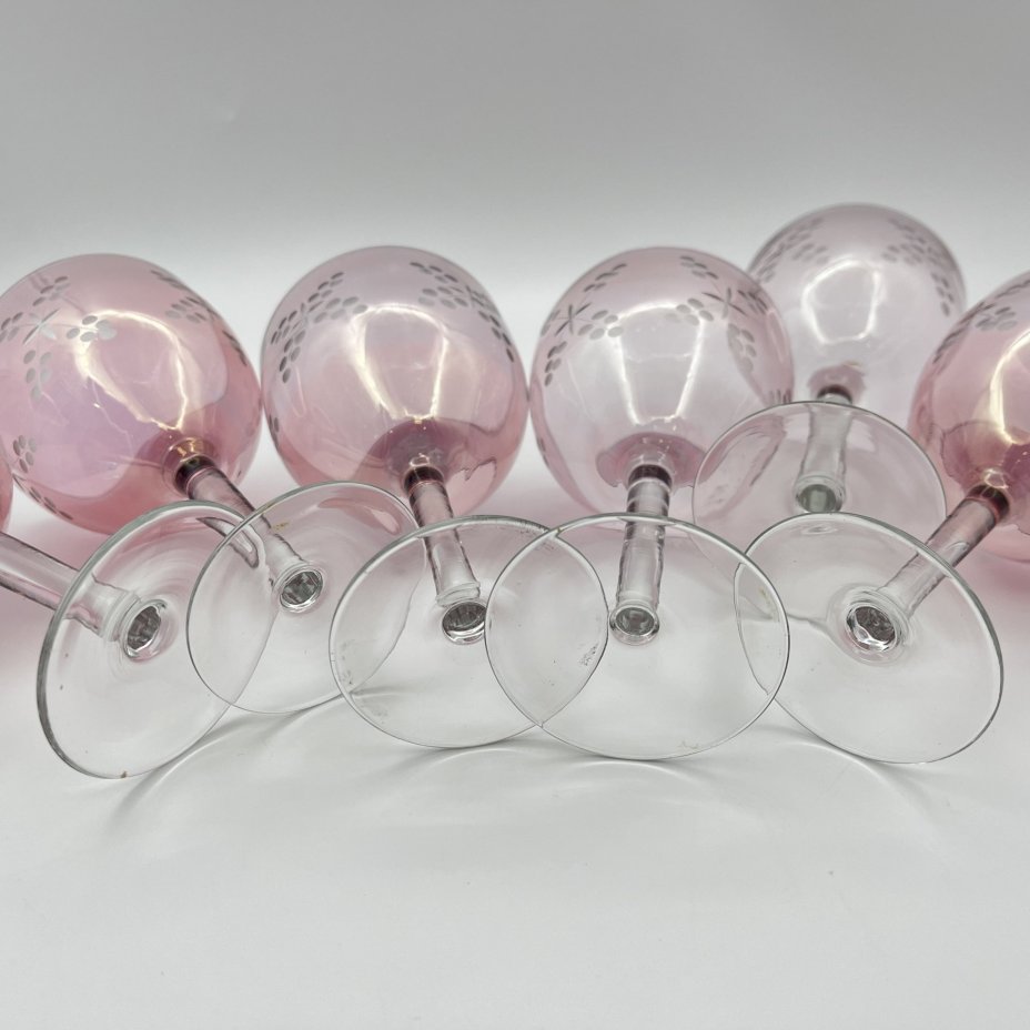 Набор из шести бокалов марганцевого оттенка с крестообразным растительным орнаментом