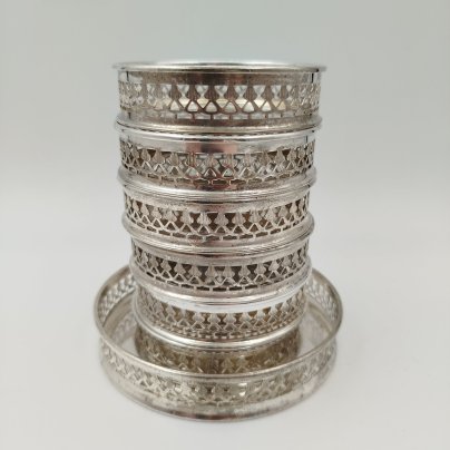 Набор из семи подставок с прорезными бортиками (одна большая и шесть малых)