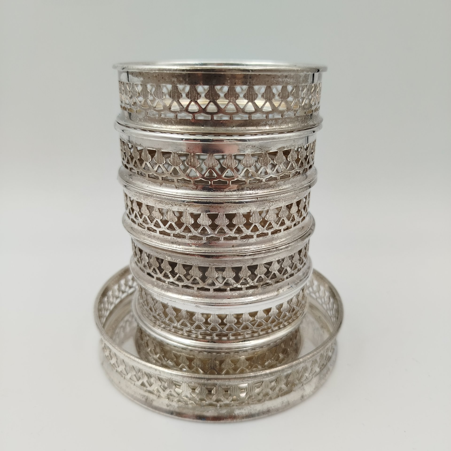 Набор из семи подставок с прорезными бортиками (одна большая и шесть малых)