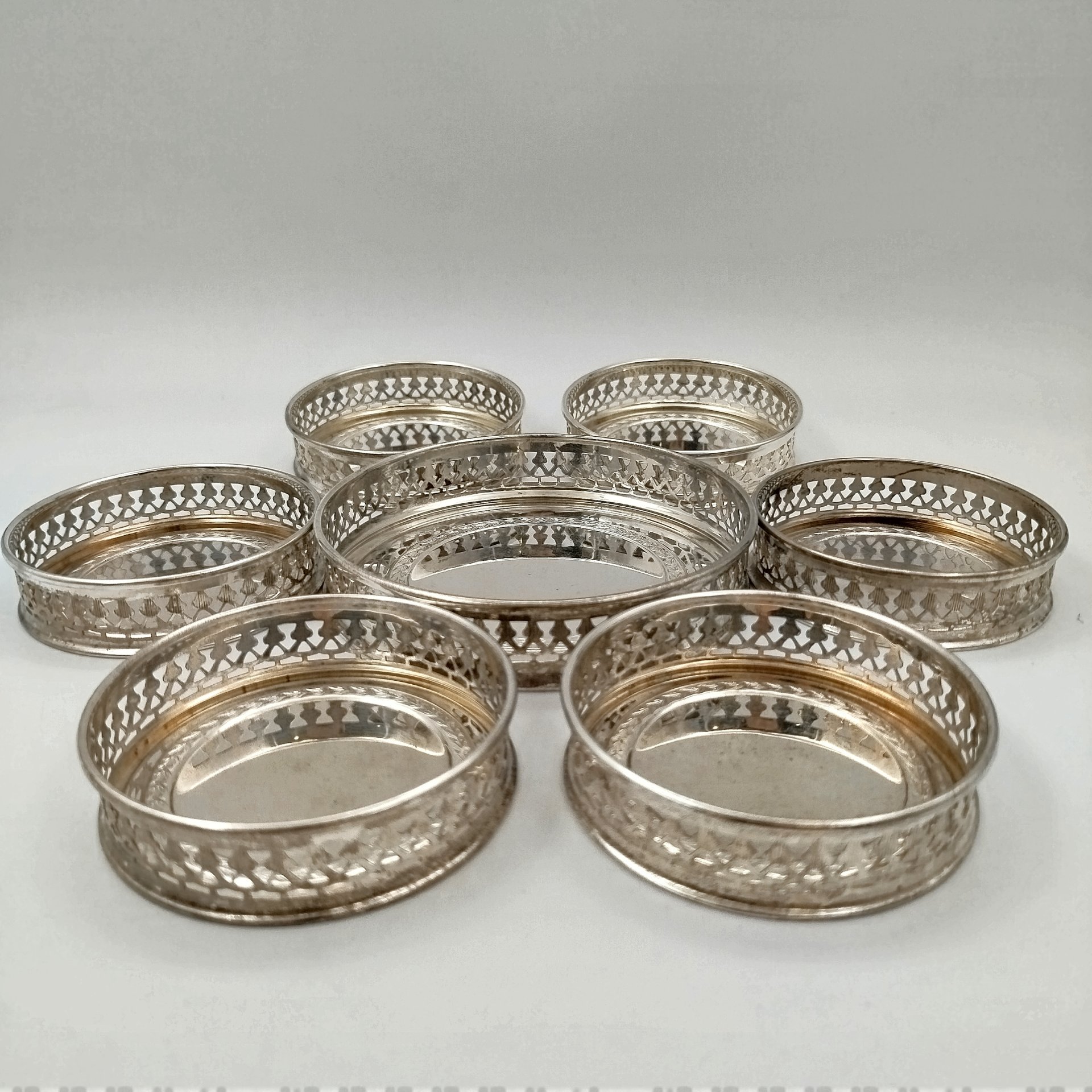 Набор из семи подставок с прорезными бортиками (одна большая и шесть малых)